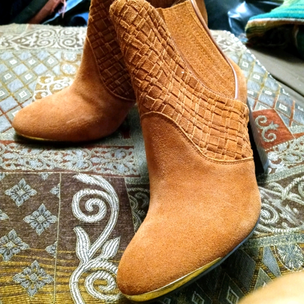 💐👢ELLIOTT LUCCA ICONIC BOOTS👢🎋SIZE 8.5,A FABULOUS GIFT ITEM.🎁